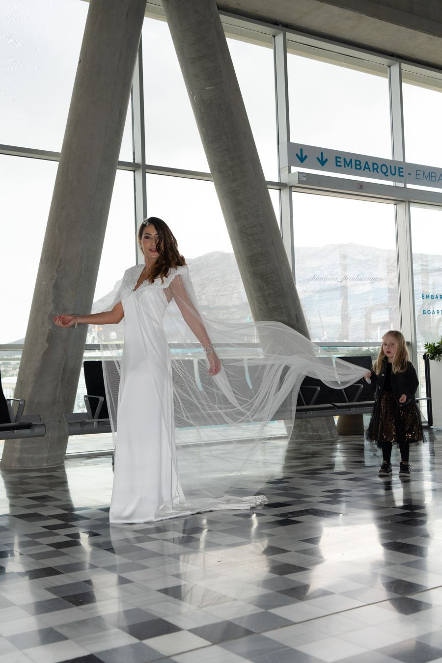Novia con el vestido al viento en una terraza