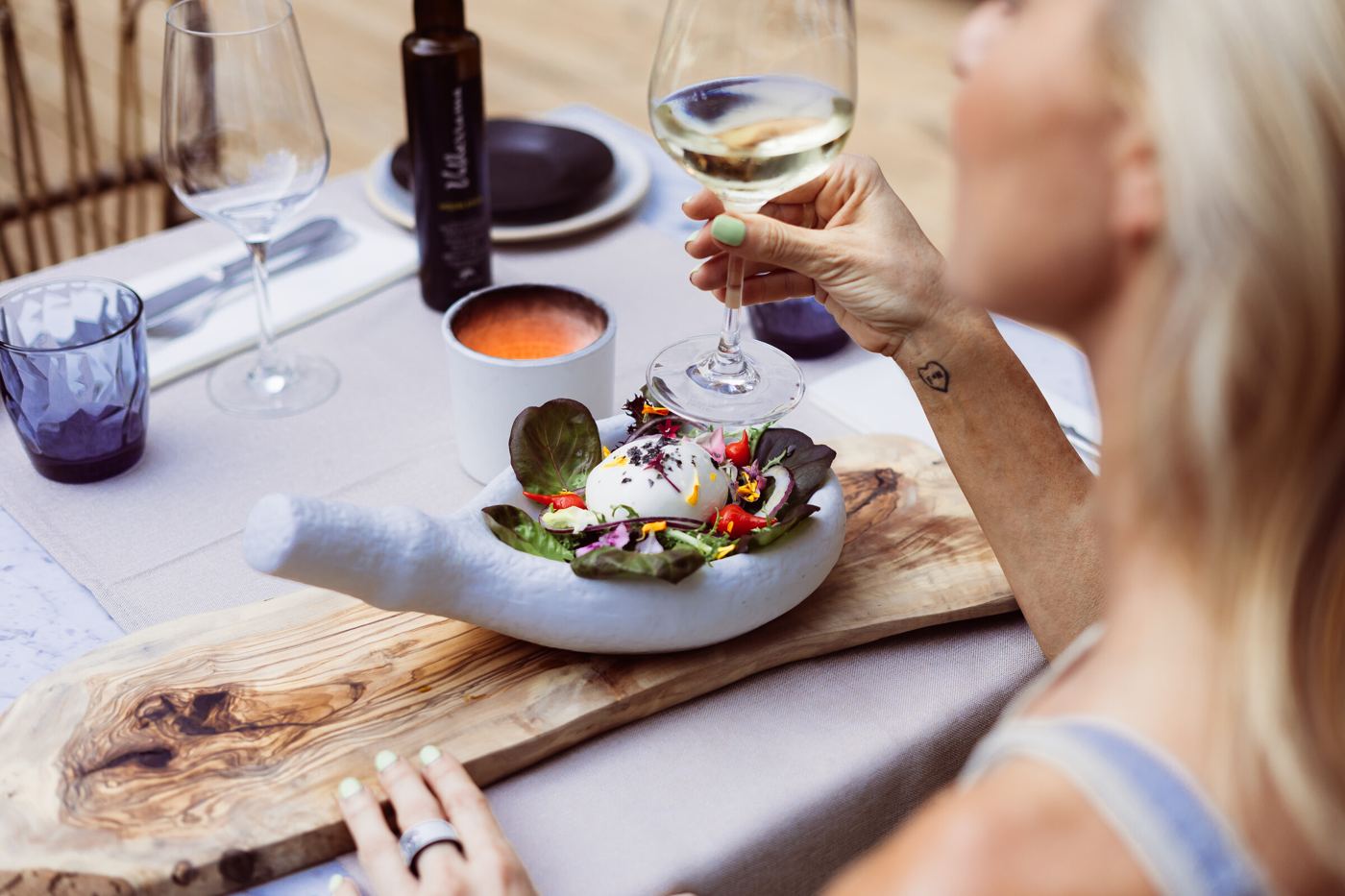 Maridaje de vino en mesa de restaurante