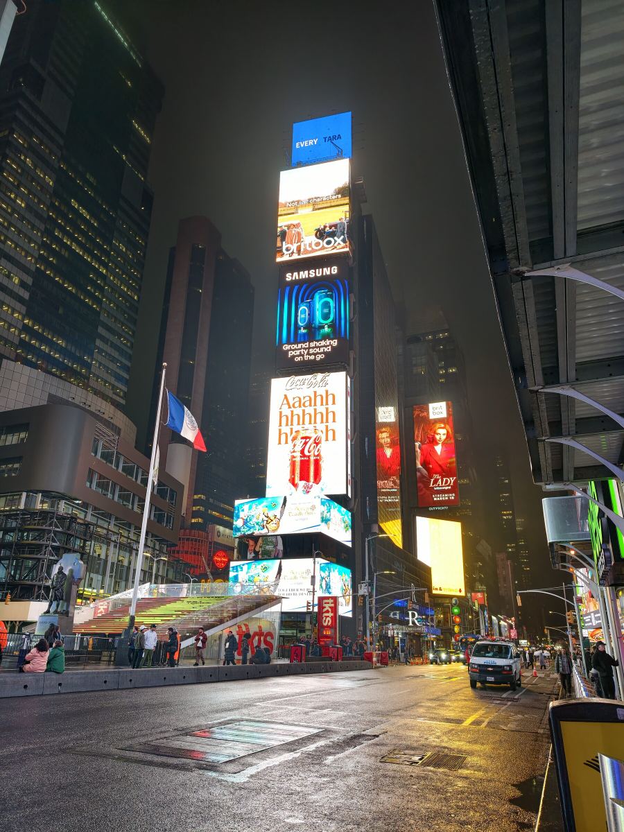 Times Square iluminado de noche