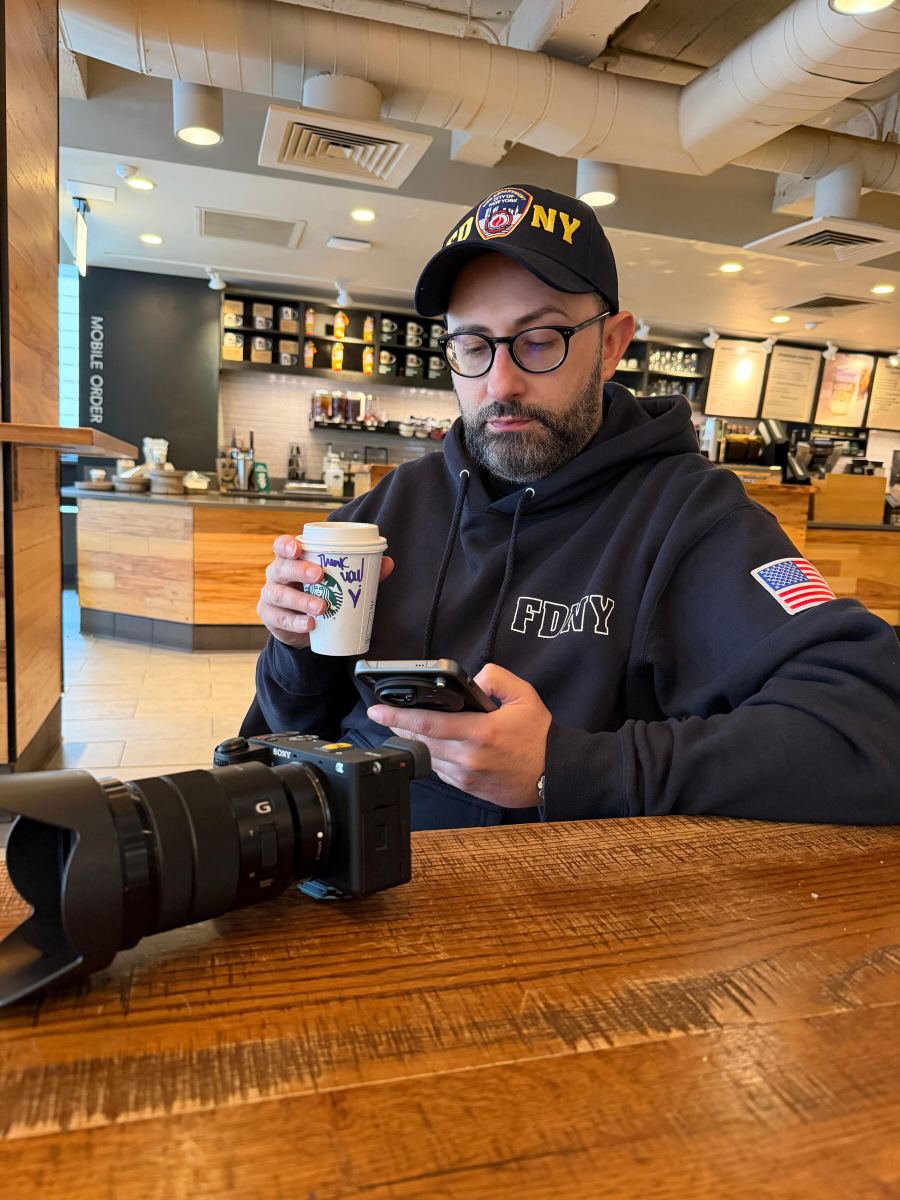 Jony García impartiendo una clase de fotografía en una cafetería