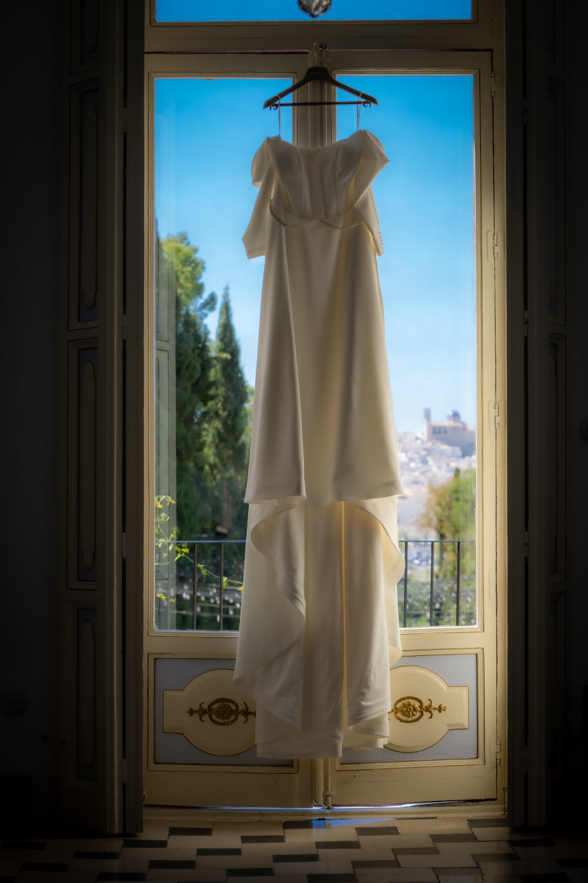 Vestido de novia junto a la ventana
