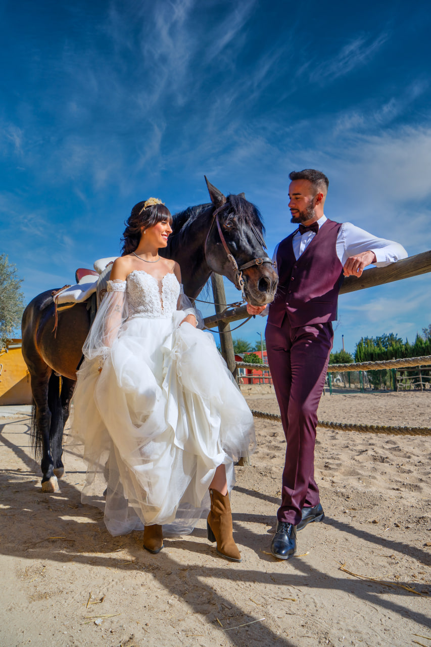 Novios junto a un caballo