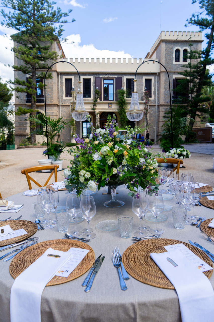 Mesa de banquete frente a un palacete