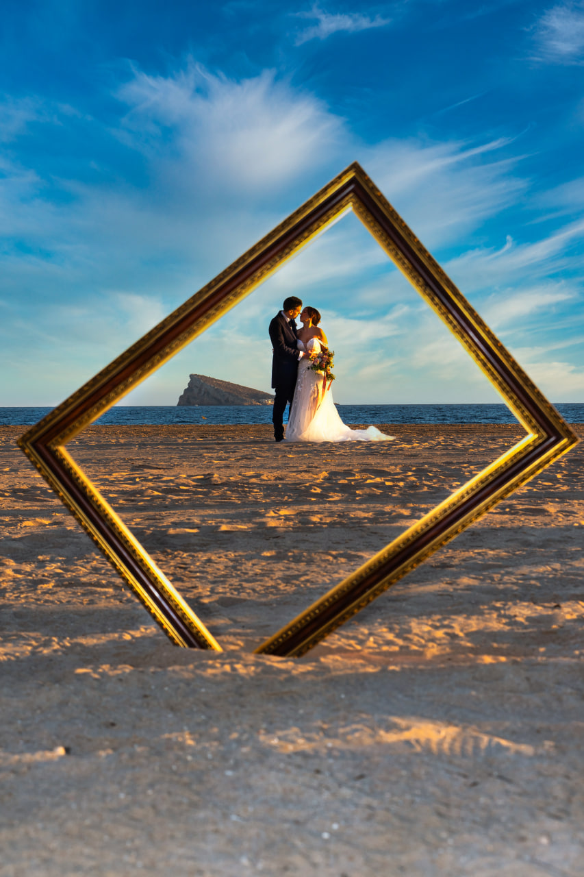 Novios enmarcados en la playa
