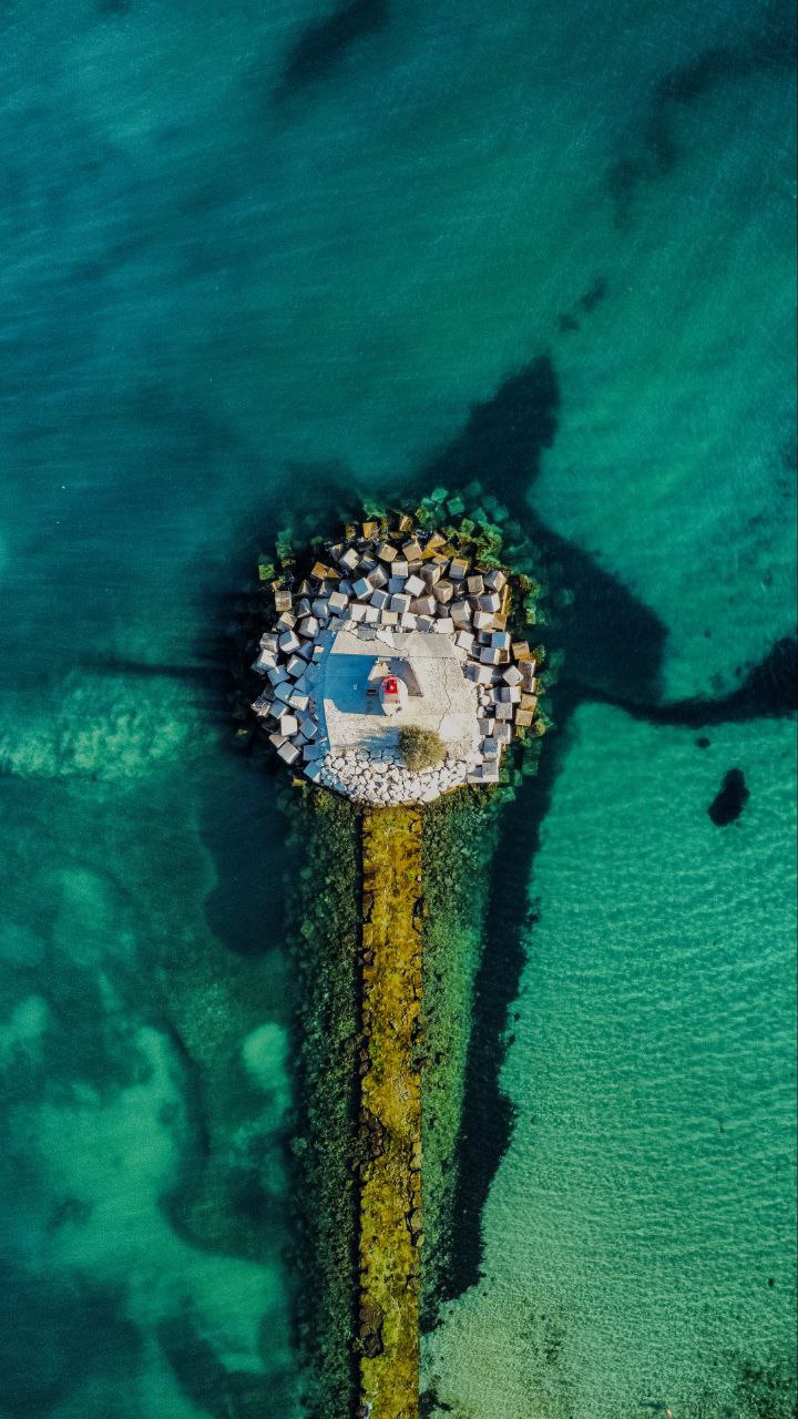 Vista aérea de un faro en la costa