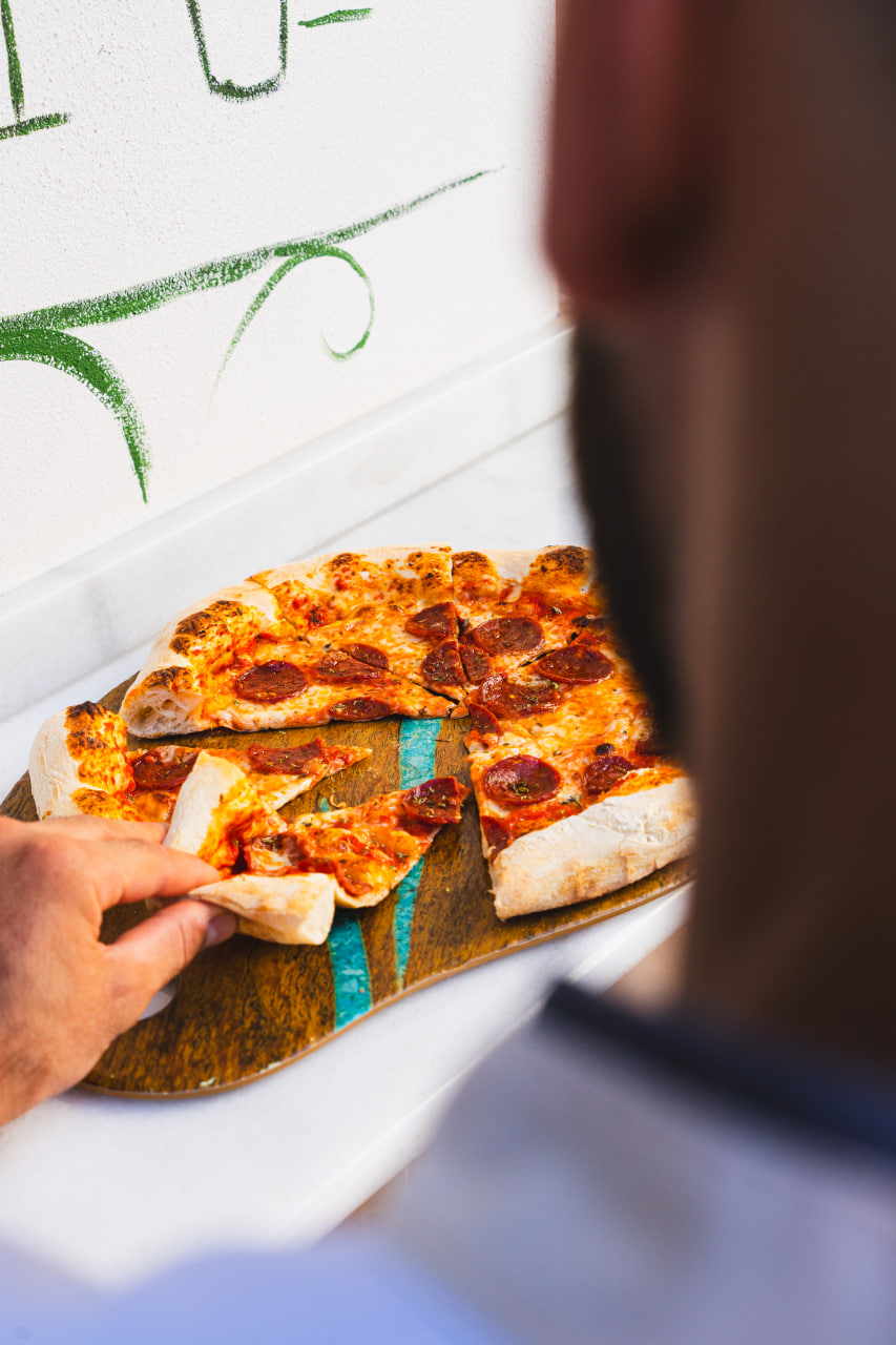 Pizza y ambiente callejero