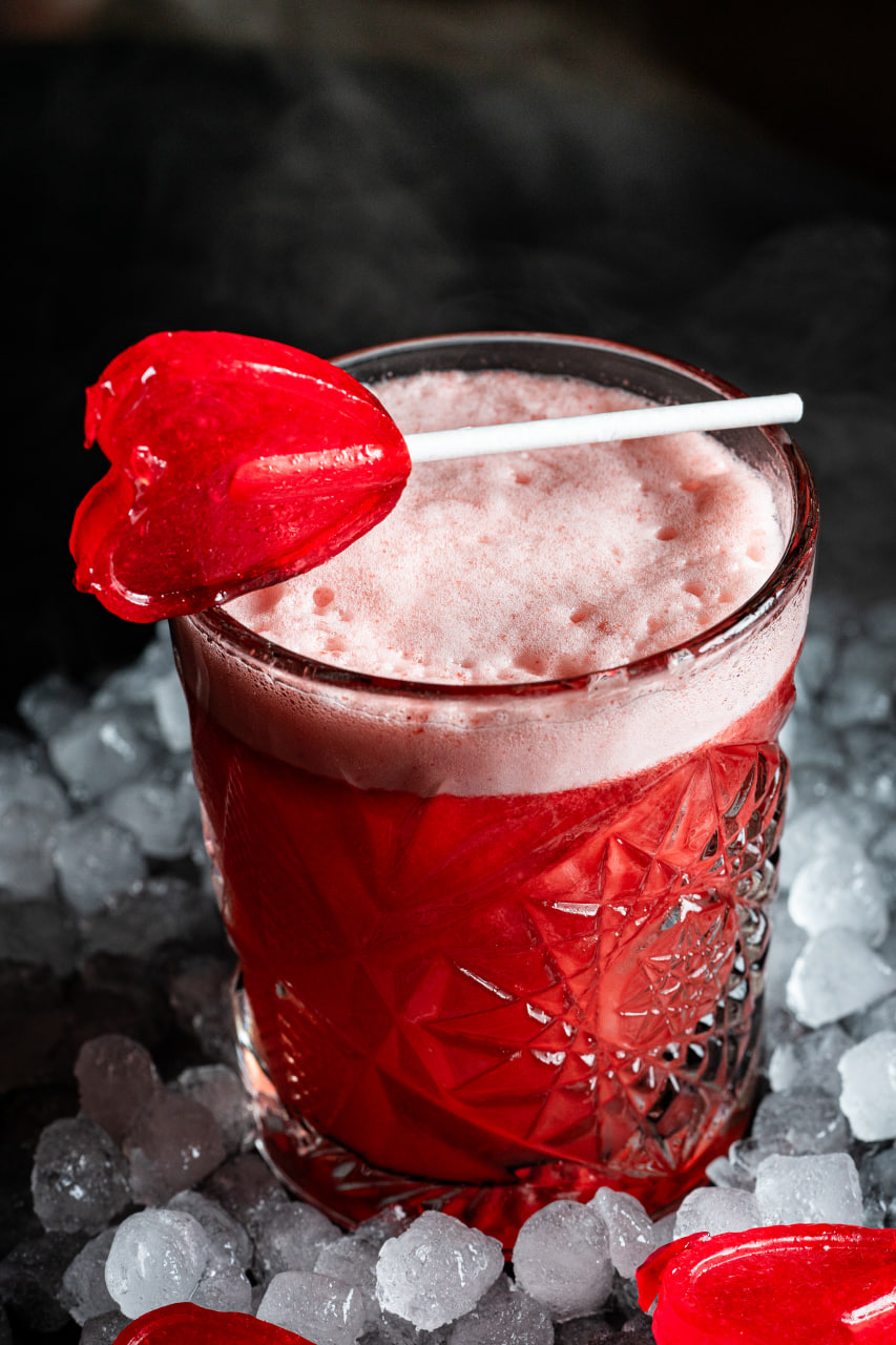 Cóctel con fresa y guarnición