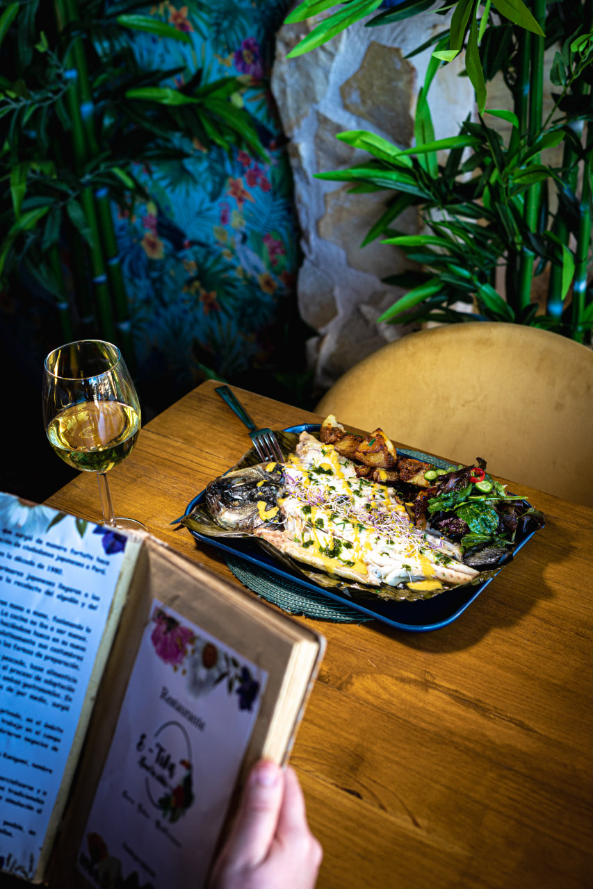 Pescado a la brasa emplatado en restaurante