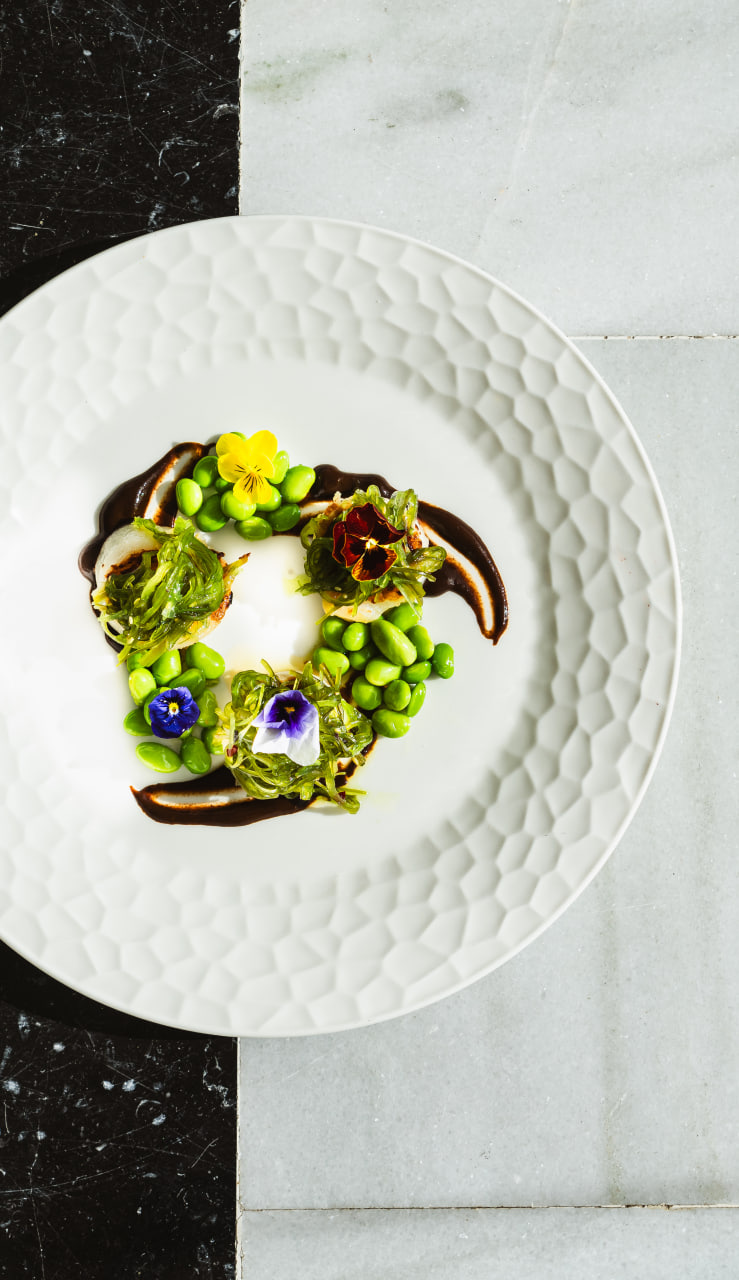 Plato de alta cocina con flores comestibles