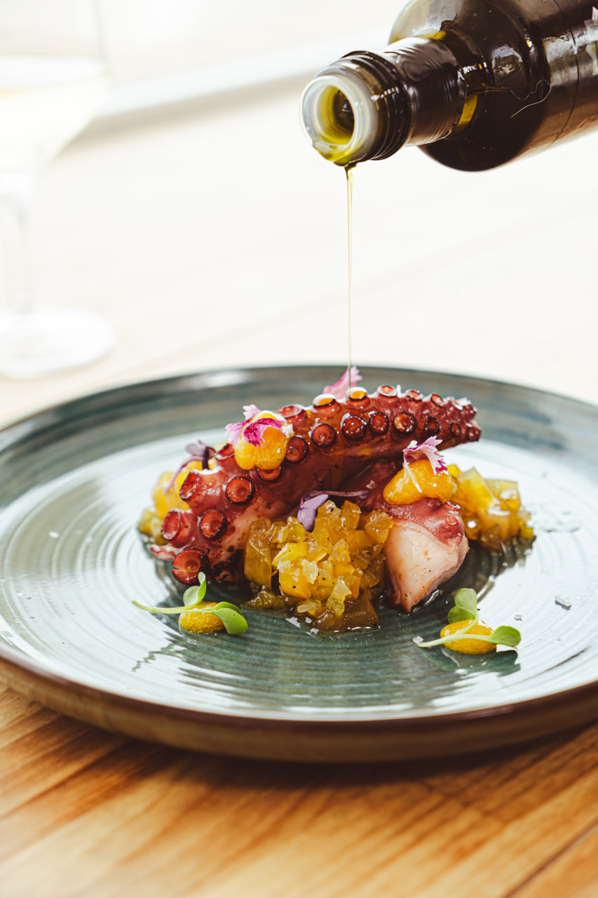 Pulpo a la brasa con aceite de oliva