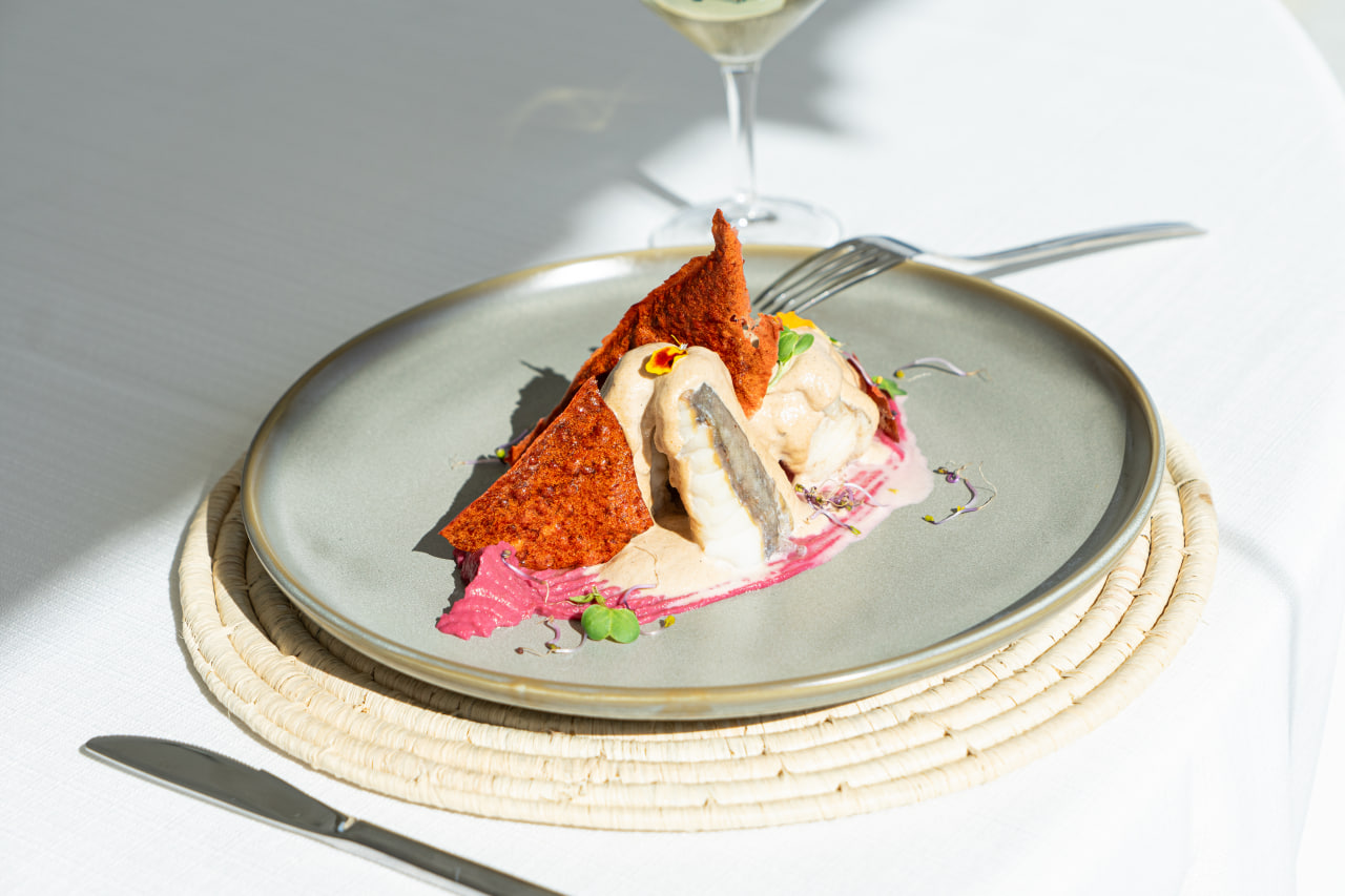 Anchoa sobre crema con salsa rosa