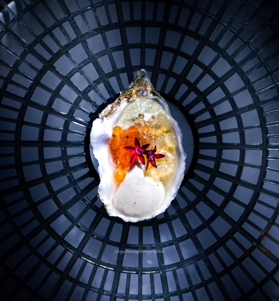 Ostra con caviar y flores comestibles