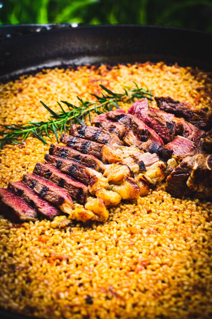Paella de carne a la brasa