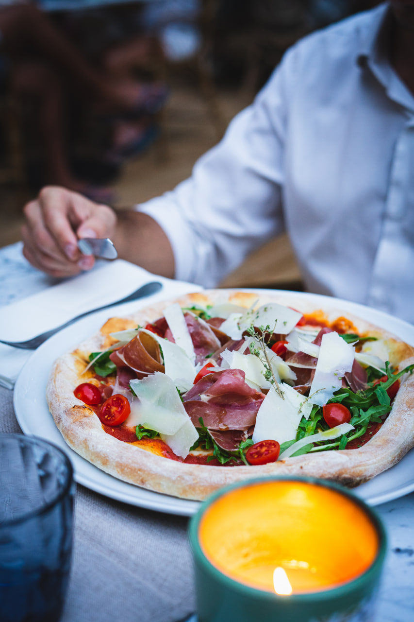 Pizza con jamón y parmesano