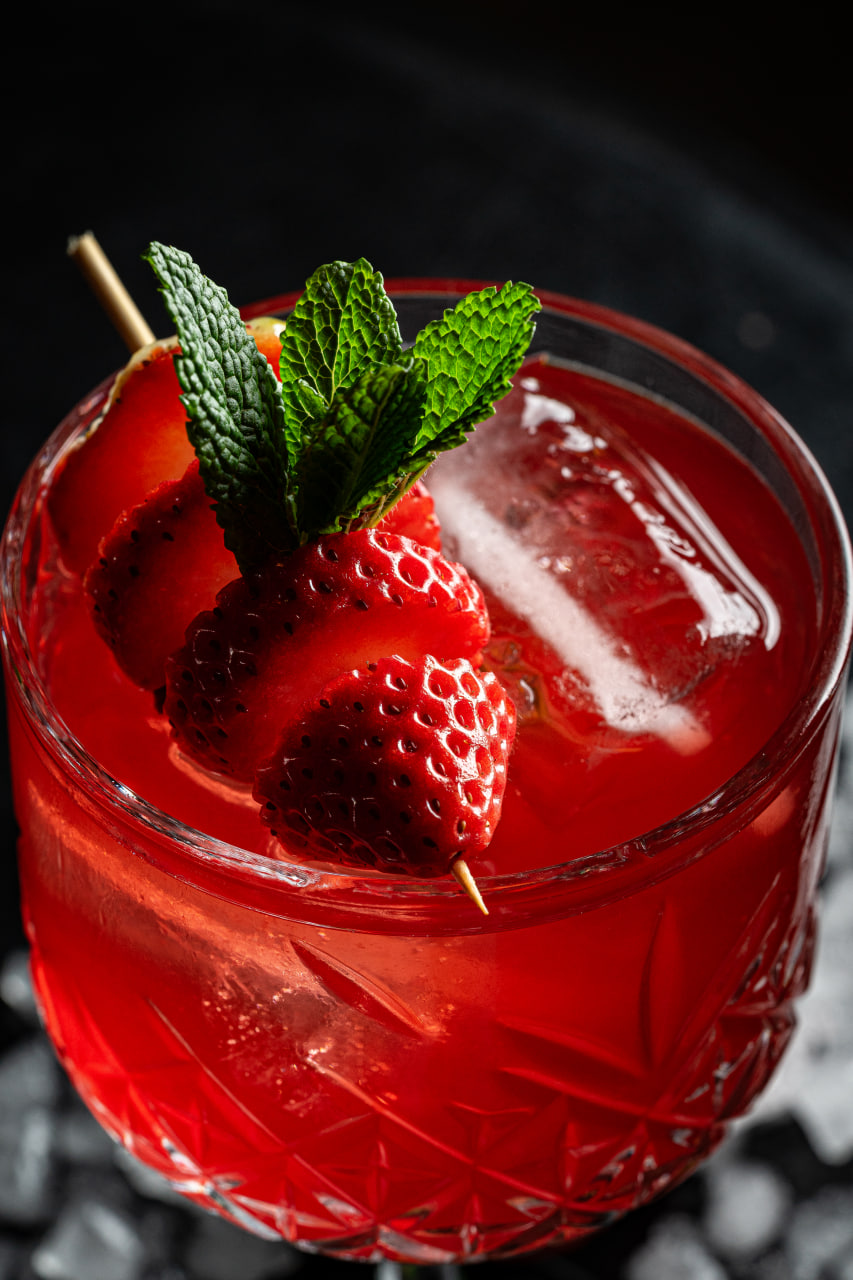 Cóctel con fresas y menta