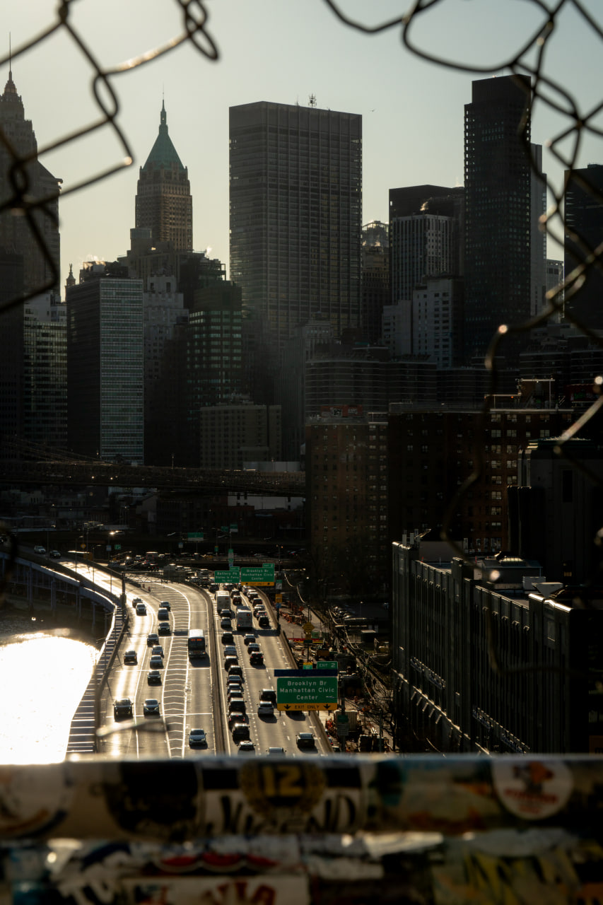 Skyline y tráfico de Nueva York tras una valla